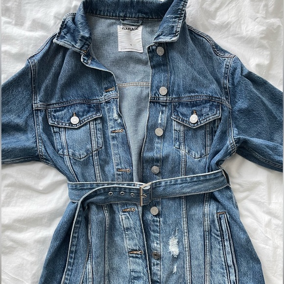 Denim jacket with a belt. - Picture 2 of 4